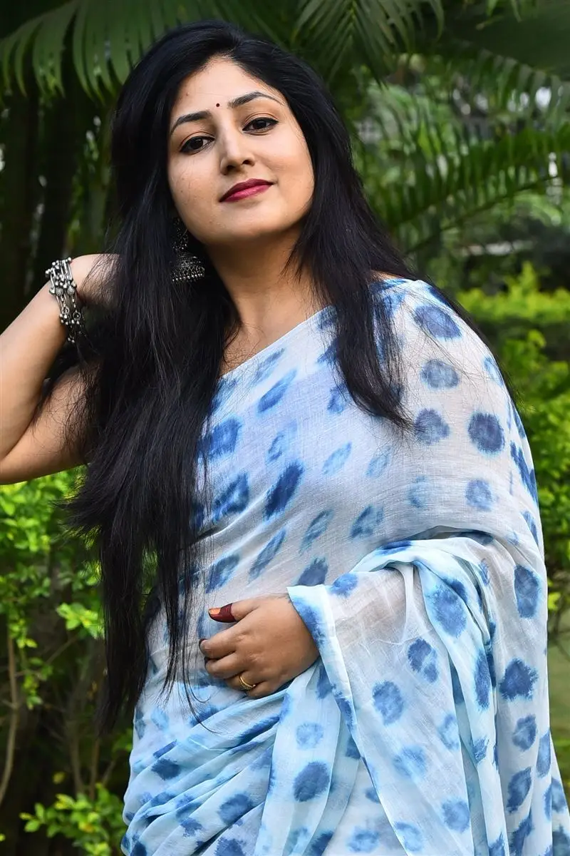 Praneekaanvikaa In Blue Saree Sleeveless Blouse